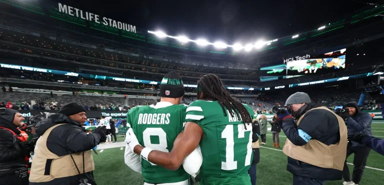 Aaron Rodgers free agency Steelers decision delay