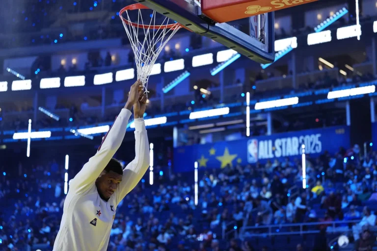 Damian Lillard spending time with daughter Kali and Tina Thompson