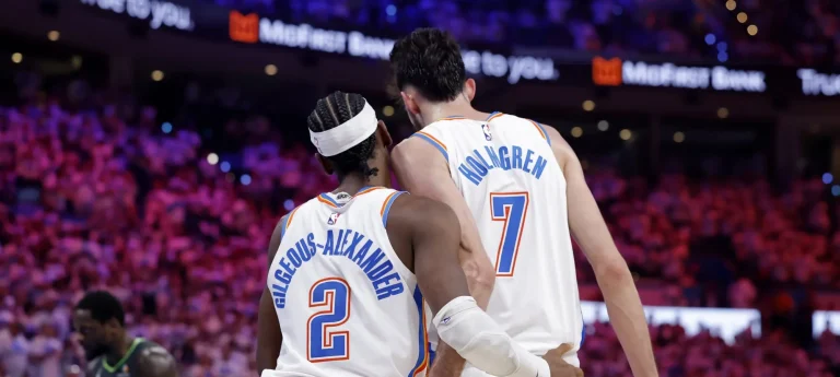 Jalen Williams playful trophy videobomb celebration