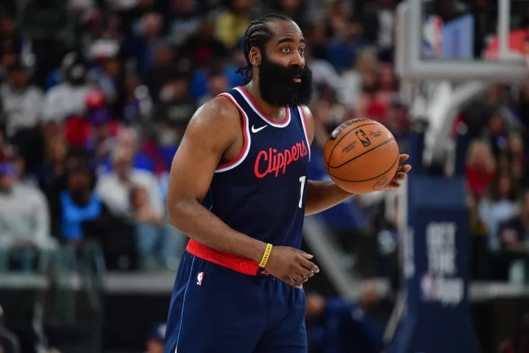 James Harden staying with Los Angeles Clippers