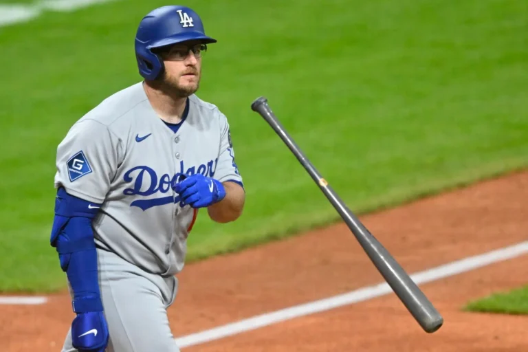 Max Muncy Confronts Foul-Mouthed Hecklers, Urges Respect for Kids Amid Heated Fan Taunts Max Muncy Confronts Foul-Mouthed Hecklers, Urges Respect for Kids Amid Heated Fan Taunts