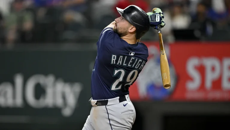 Cal Raleigh Mariners extra inning victory