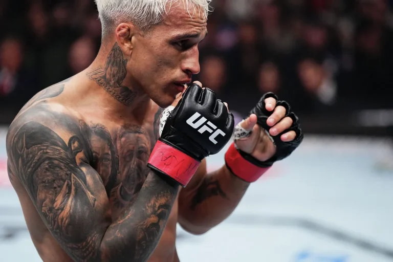 Charles Oliveira strategy against Topuria