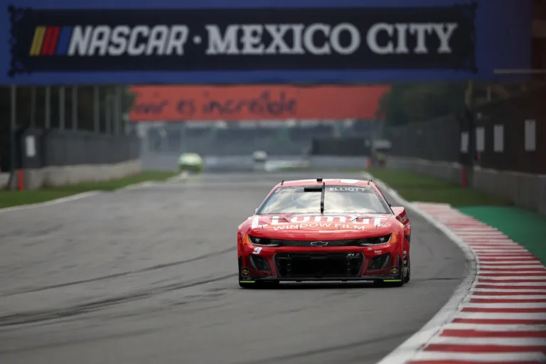 Chase Elliott struggles with crazy restarts Mexico City
