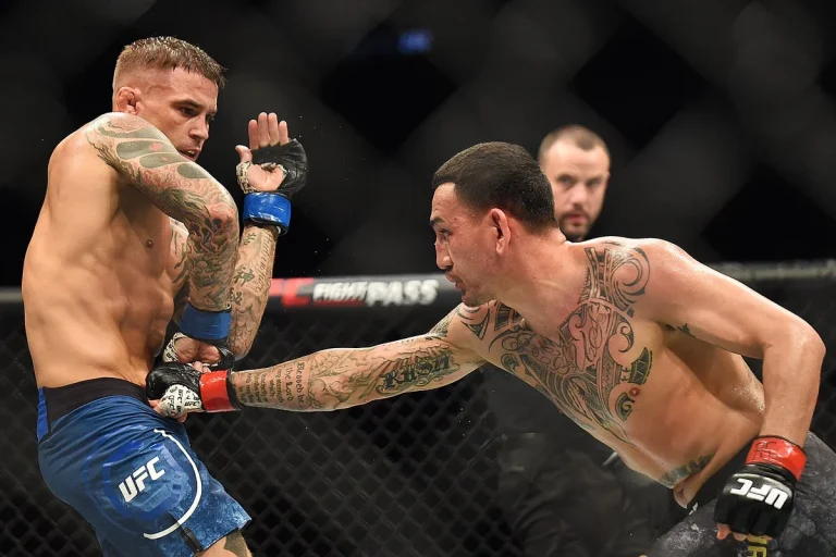 Dustin Poirier wide physique UFC 318 fight