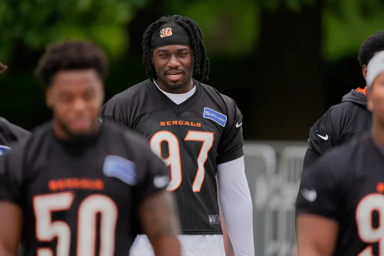 Joe Burrow debuts long hair for 2025 NFL season