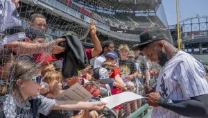 Luis Robert Jr. Hamstring Injury Update: White Sox Keep Star Off Injured List, Monitor Day-to-Day Status