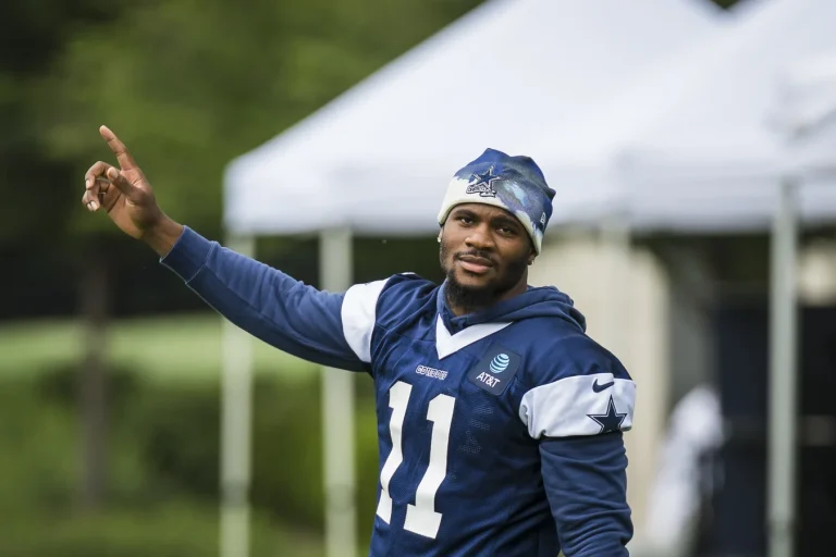 Micah Parsons supports Trevon Diggs during rehab