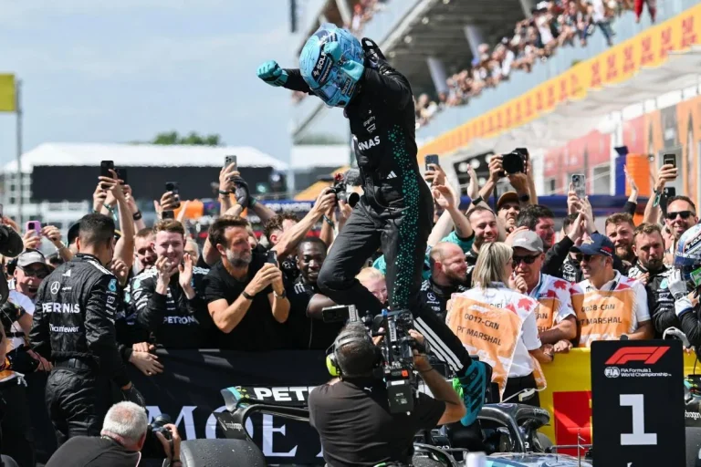 Oscar Piastri childhood picture with sisters