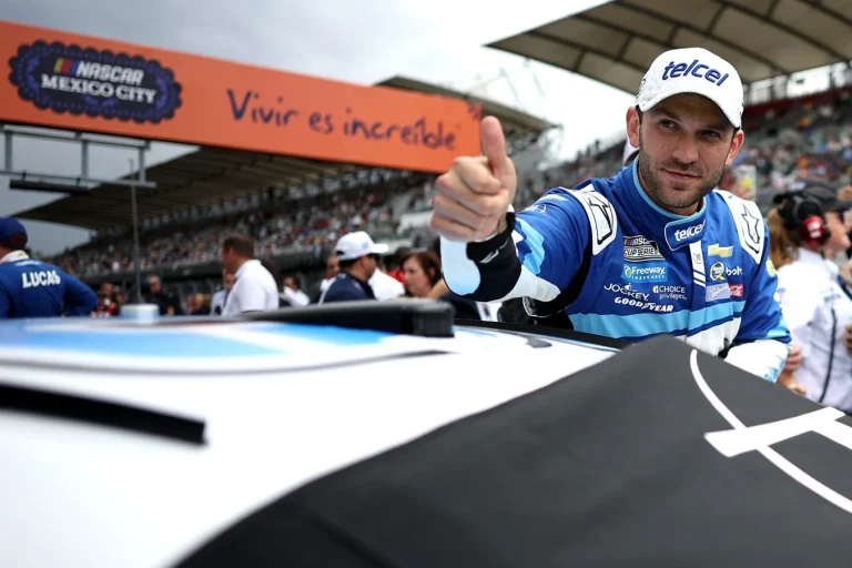 Pato O'Ward supports Daniel Suárez Xfinity win