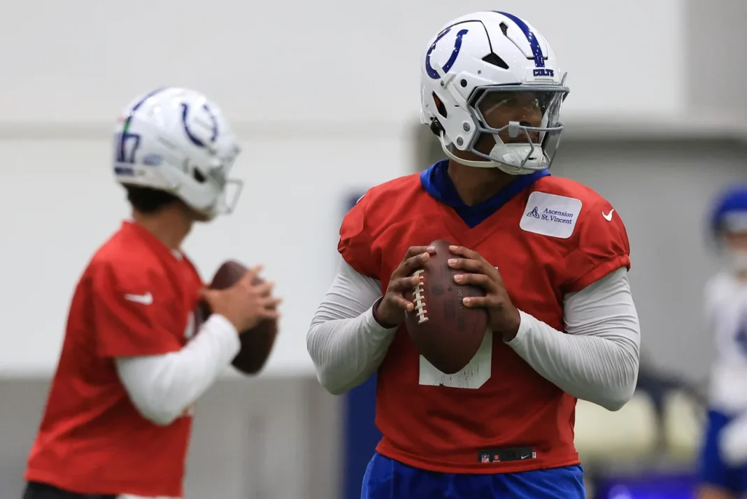 Patrick Mahomes behind-the-back pass Patrick Mahomes behind-the-back pass