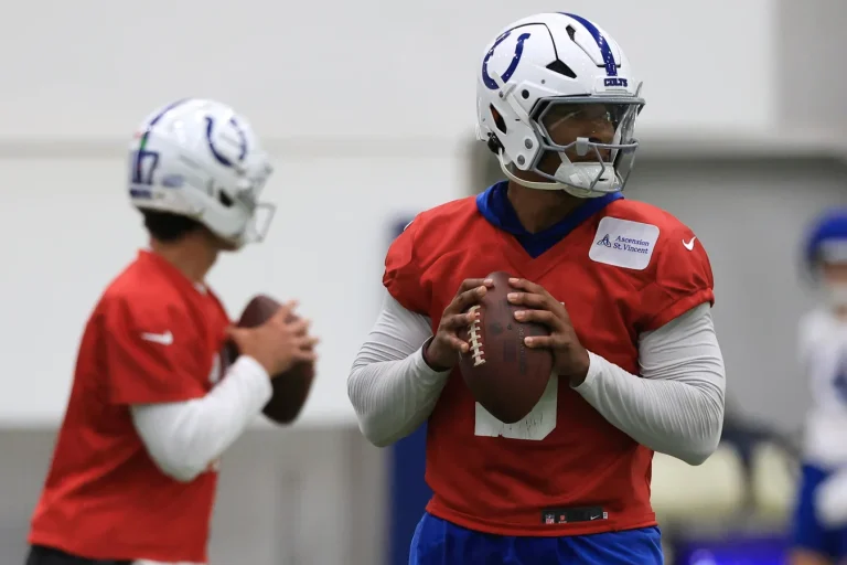 Patrick Mahomes behind-the-back pass