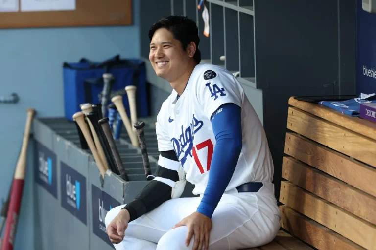 Shohei Ohtani reacts to Dodgers 800-pound squat