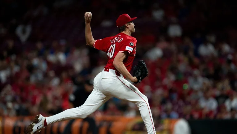 Spencer Steer home run sparks Reds in rain delay