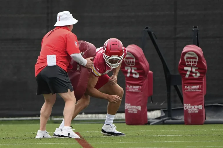 Travis Kelce Mahomes behind-the-back pass