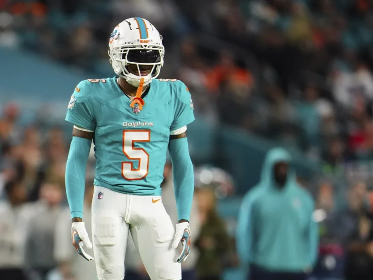 Tyreek Hill urges Jalen Ramsey to stay with Dolphins