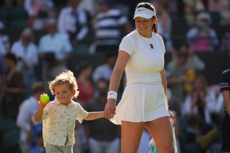 Amanda Anisimova Wimbledon country display