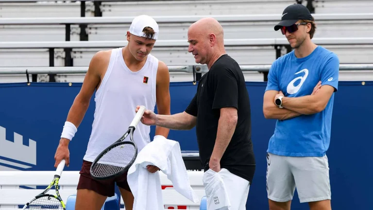 Andre Agassi coaching Holger Rune