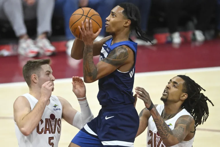 Anthony Edwards supports Rob Dillingham