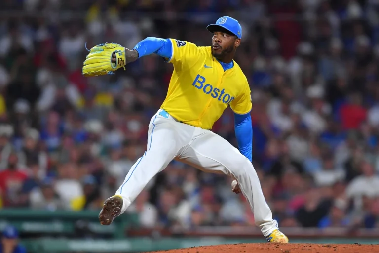 Aroldis Chapman’s Fenway appearance cut short by back injury, leaving Red Sox fans anxious about his status Aroldis Chapman’s Fenway appearance cut short by back injury, leaving Red Sox fans anxious about his status