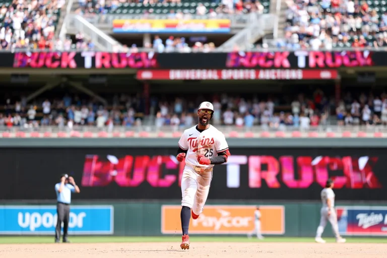 Byron Buxton hits for cycle