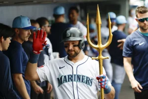 Cal Raleigh Powers Mariners Into Epic Home Run Showdown Against Yankees and Aaron Judge