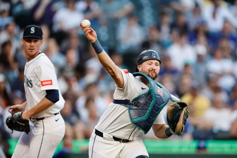 Cal Raleigh catches Royals' ninja
