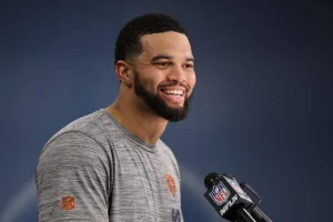 Chicago Bears’ Caleb Williams Blindside Battle Heats Up with Three Tackles Vying for Starting Spot