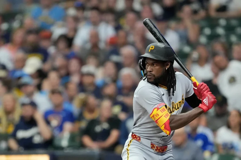 Chris Bassitt faces Luis Robert Jr