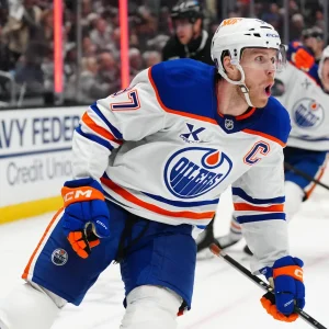 NHL Analyst Predicts Connor McDavid Will Win Stanley Cup Like Wayne Gretzky—Is History About to Repeat?