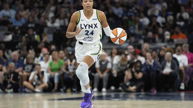 Courtney Williams leads Lynx victory