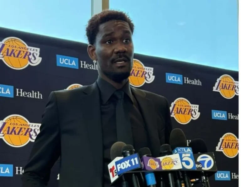 Deandre Ayton Lakers LeBron James