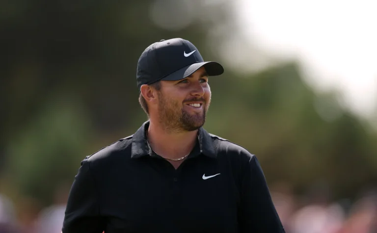 Devin Booker helps Steph Curry golf