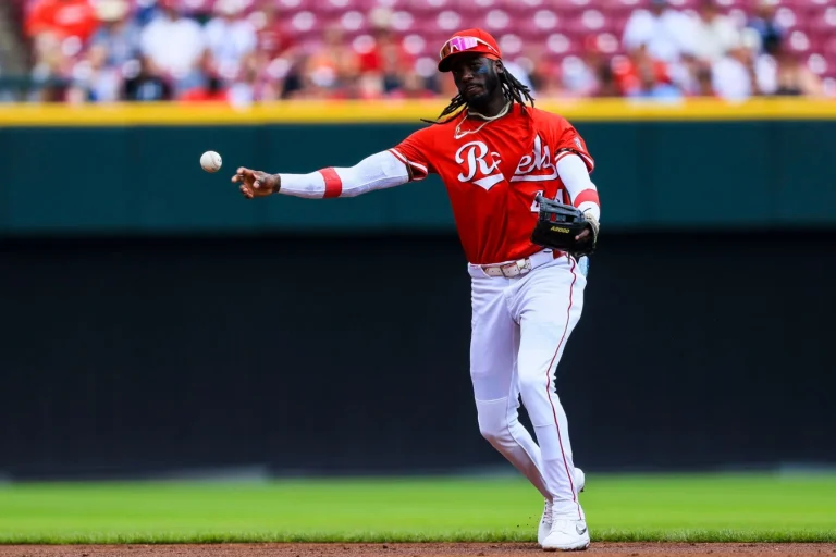 Elly De La Cruz left-handed struggles