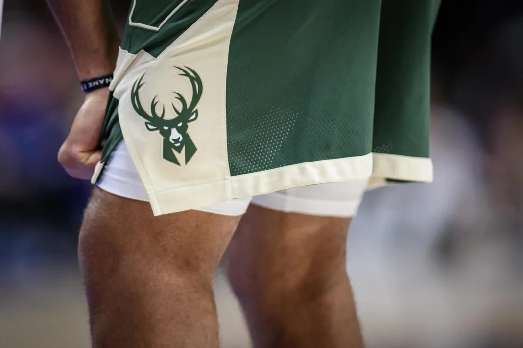 Giannis Antetokounmpo Bucks signing Giannis Antetokounmpo Bucks signing