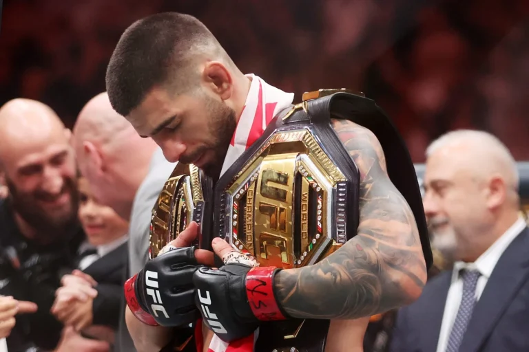 Ilia Topuria UFC trading card record