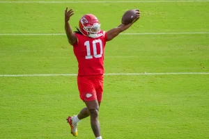 Isiah Pacheco Sees Himself in Chiefs Rookie Brashard Smith’s Versatile Role Ahead of 2025 Season
