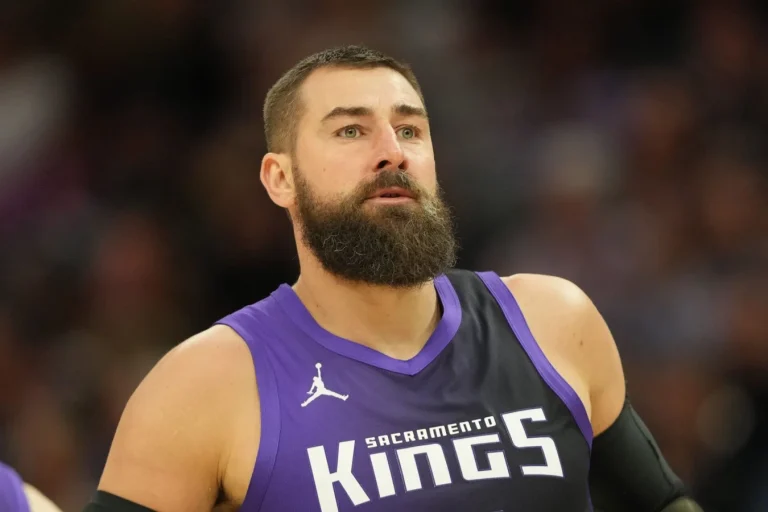 Jonas Valanciunas commits to Nuggets