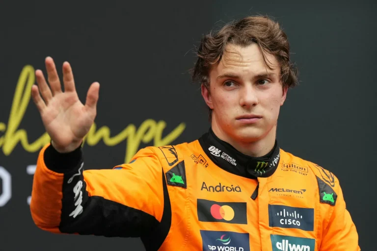 McLaren drivers fight F1 world title