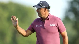 Padraig Harrington Holds Narrow Lead at ISPS HANDA Senior Open with Bogey-Free Round