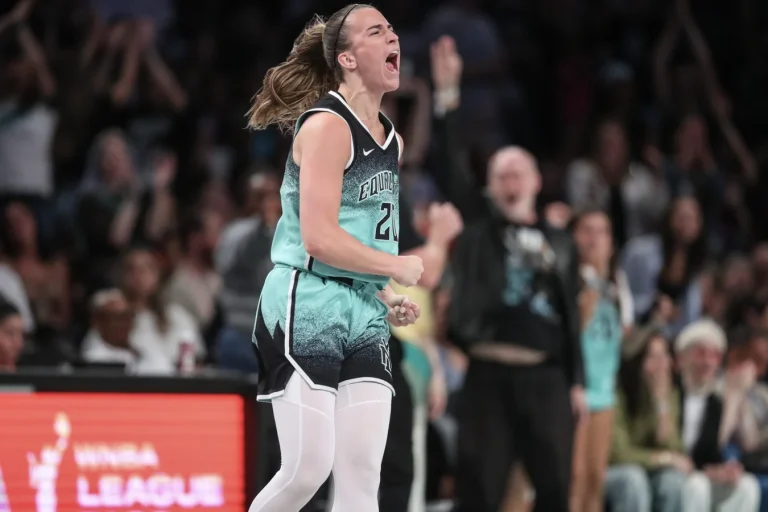 Sabrina Ionescu fan gesture viral