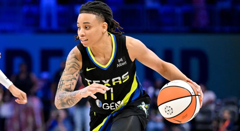 Shakira Austin dominant rebound performance