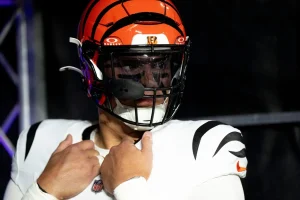 Trey Hendrickson Returns to Bengals, Closer to Teammates but No Progress on Contract Deal