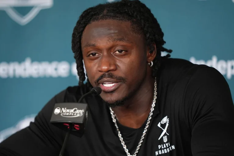 AJ Brown Eagles injury update