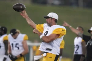 Mason Rudolph Opens Up on Teaming with Aaron Rodgers: “I’ll Have to Temper My Warmth” in Steelers QB Room