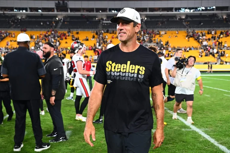 Aaron Rodgers bonding with Steelers