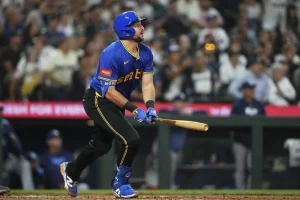 Cal Raleigh’s 417-Foot Go-Ahead Home Run Stuns Rays Reliever with Hilarious On-Field Gesture