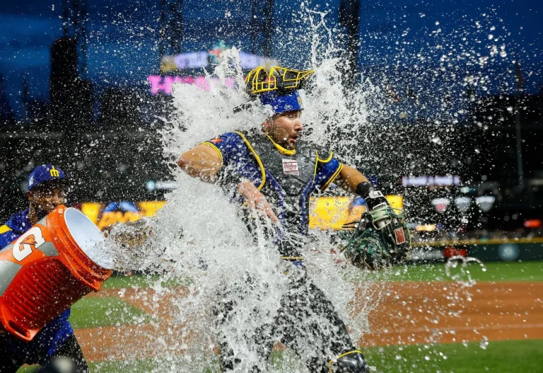 Cal Raleigh dramatic home run