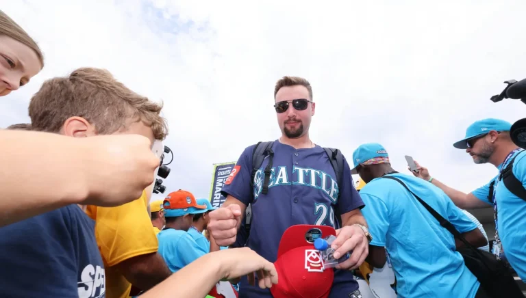 Cal Raleigh quirky catching gear