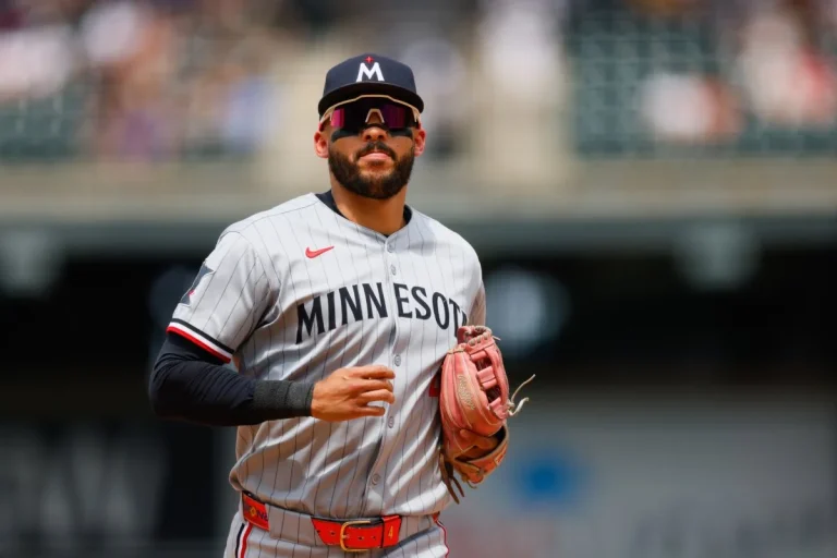 Carlos Correa returns to Astros